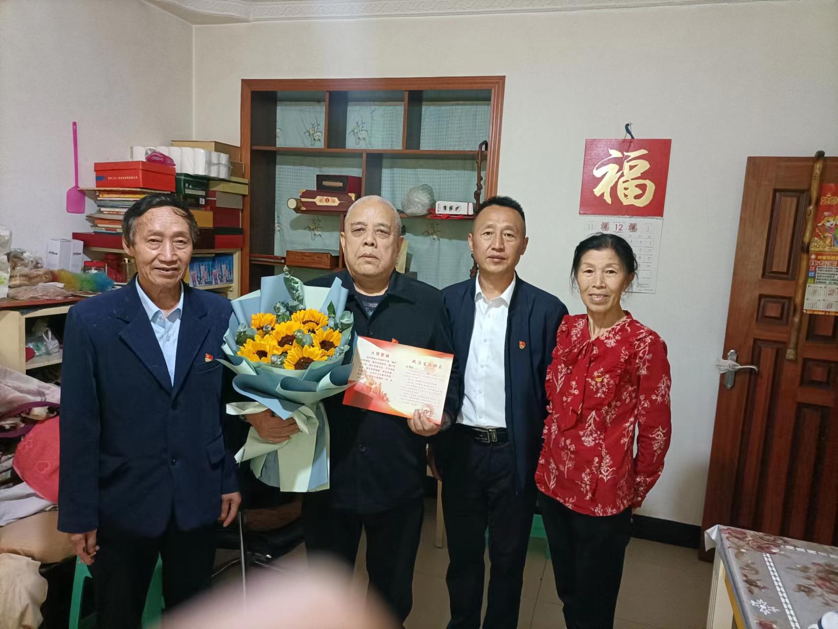 纳雍县检察院退休党支部给支部党员过政治生日